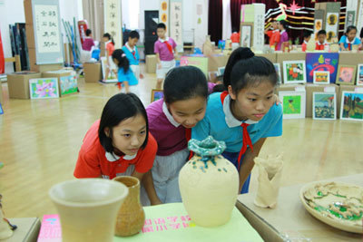 举办“童心看世界”美术日学生作品展